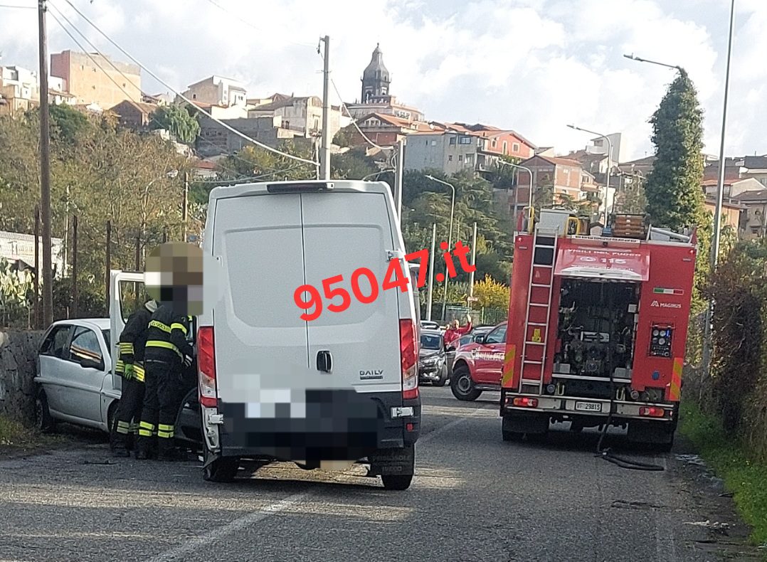 GRAVE INCIDENTE A BELPASSO: FRONTALE TRA AUTO E FURGONE, COINVOLTA UN’ALTRA VETTURA, FERITA UNA DONNA