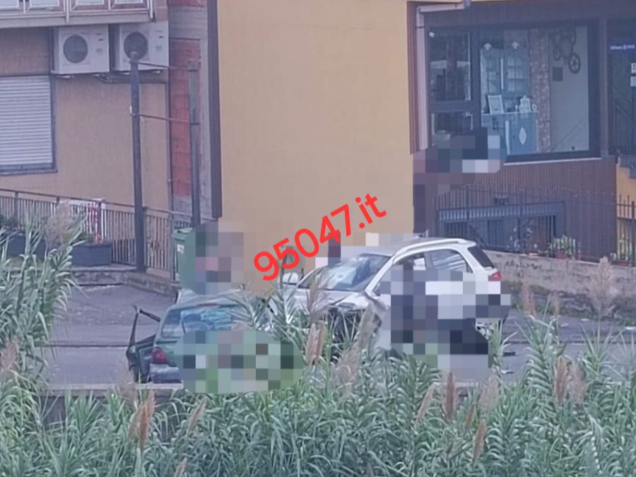 GRAVE INCIDENTE A PATERNÒ: SCONTRO TRA DUE AUTO AL CORSO ITALIA, FERITI