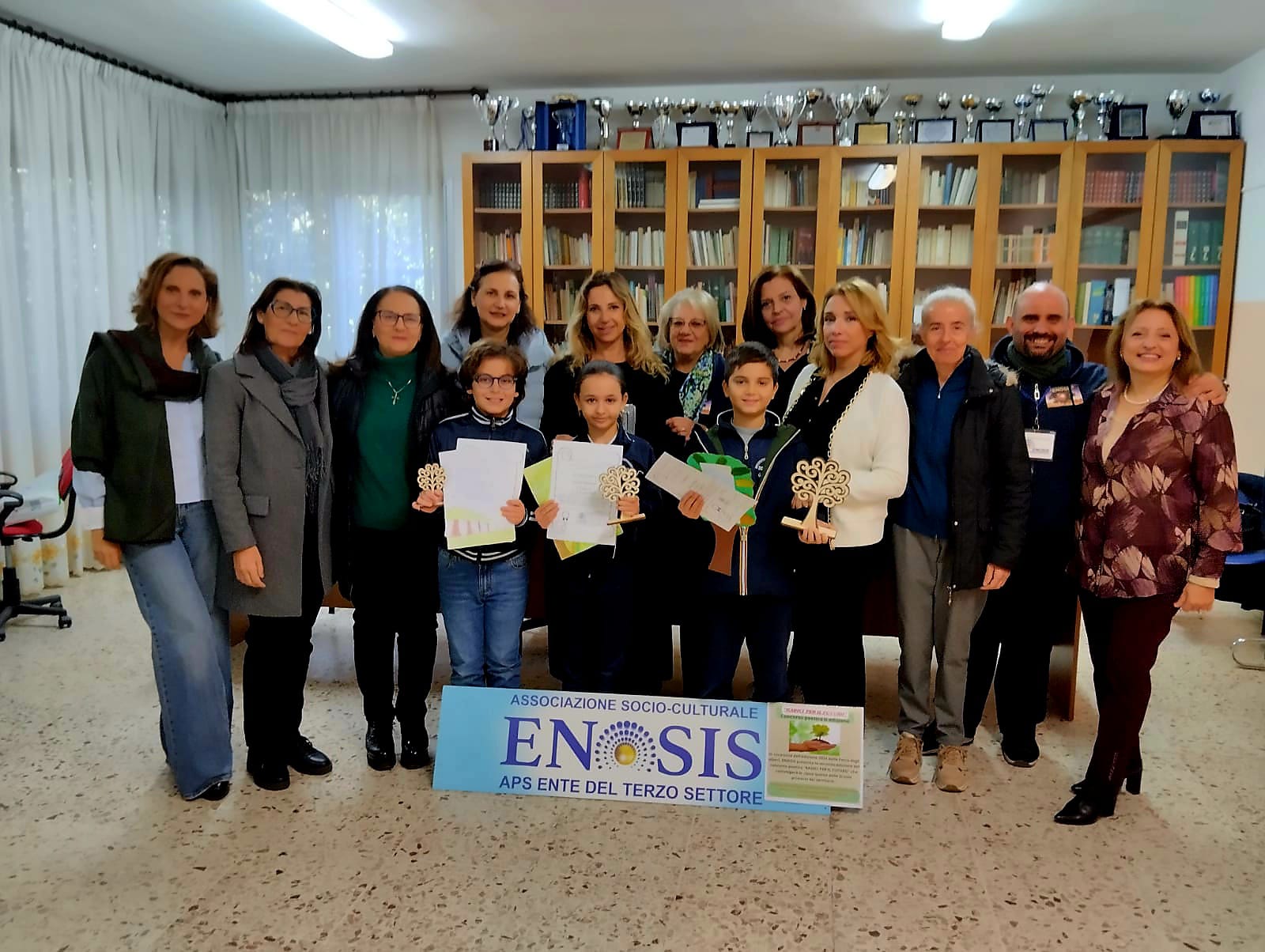 L'ASSOCIAZIONE ENOSIS PREMIA GLI ALUNNI DEL CONCORSO POETICO "RADICI PER IL FUTURO"