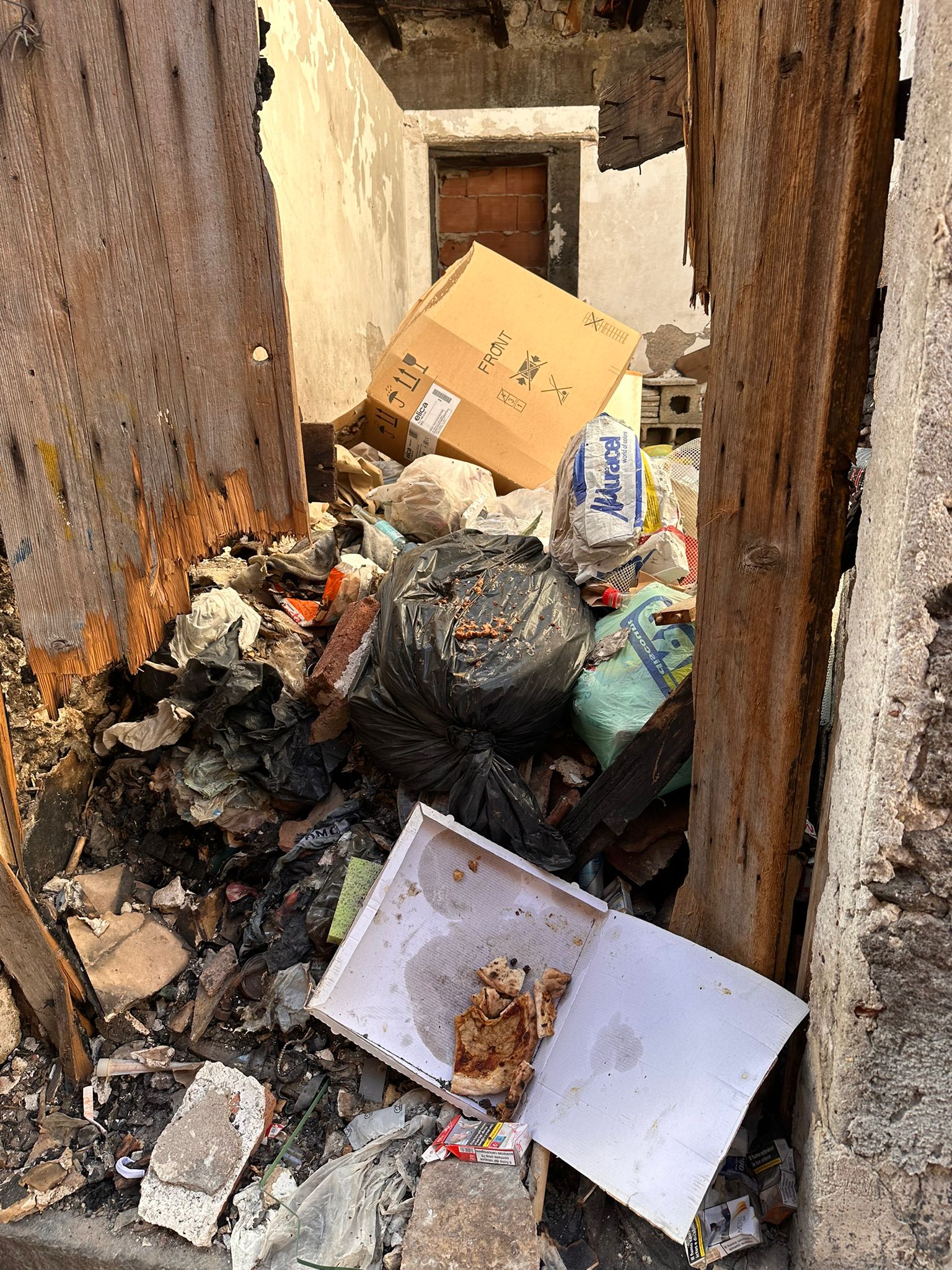 PATERNÒ, RISCHIO CROLLO CASA ABBANDONATA IN VIA VITTORIO ALFIERI: I RESIDENTI SOLLECITANO INTERVENTI IMMEDIATI