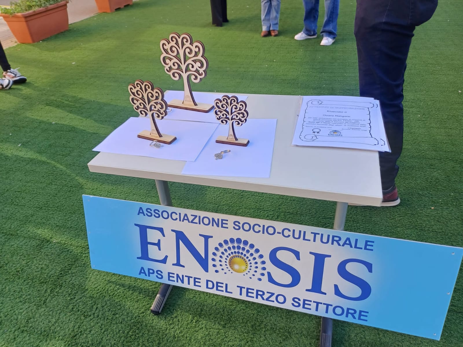 L'ASSOCIAZIONE ENOSIS PREMIA GLI ALUNNI DEL CONCORSO POETICO "RADICI PER IL FUTURO"