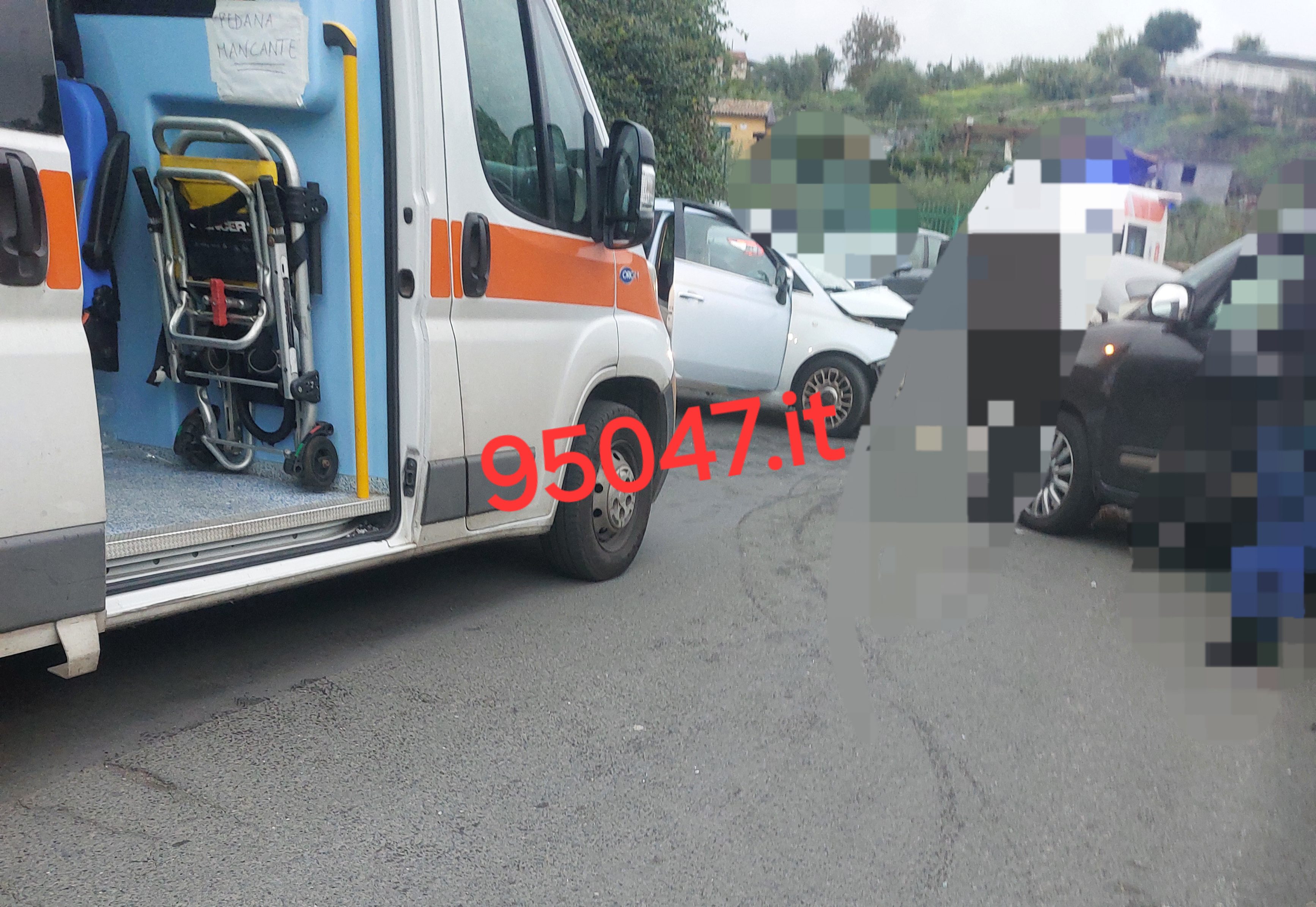 GRAVE INCIDENTE A BELPASSO: SCONTRO FRONTATE TRA DUE  500, DUE FERITI