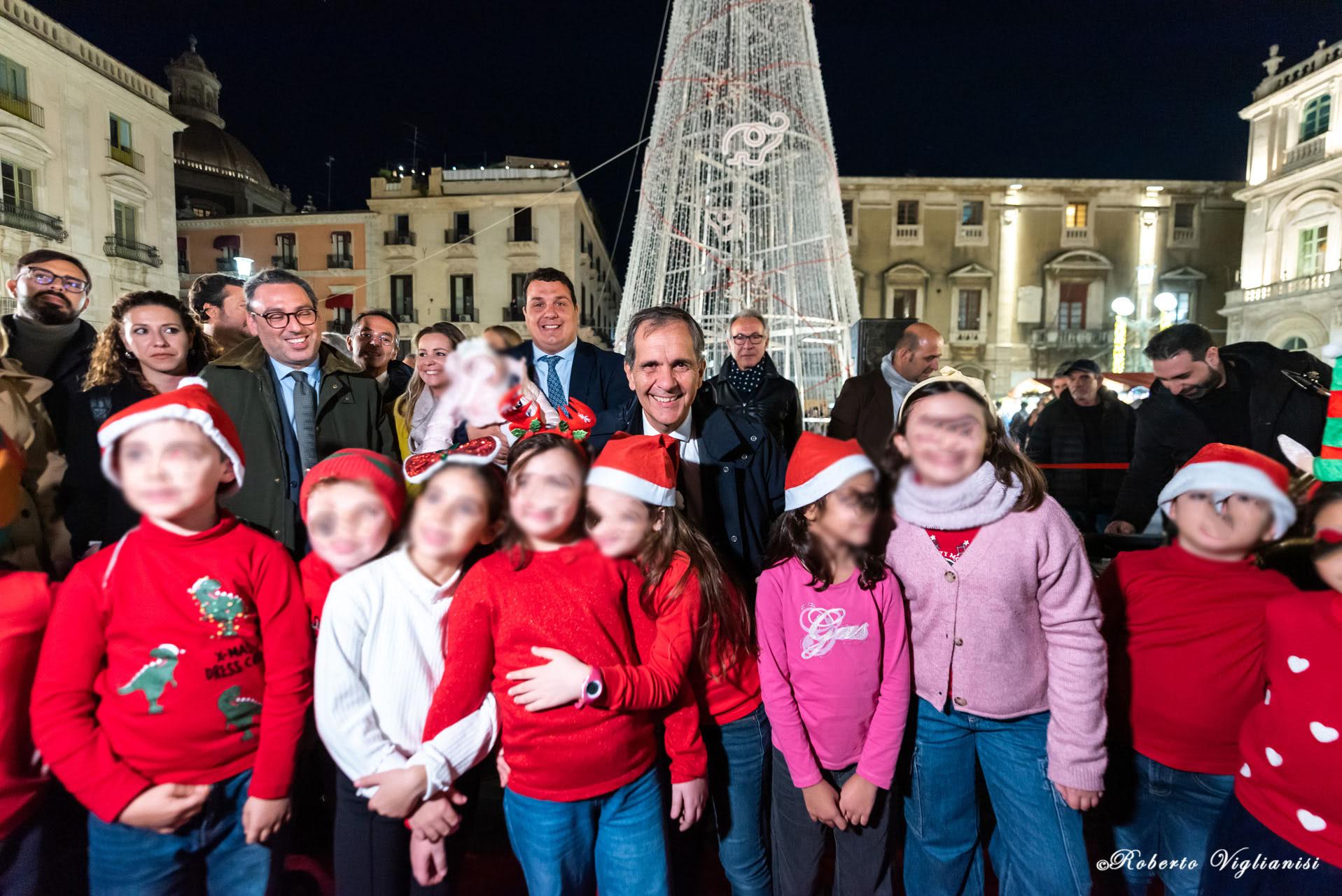 CATANIA SI ILLUMINA PER IL NATALE: IL SINDACO ACCENDE L’ALBERO IN PIAZZA UNIVERSITÀ