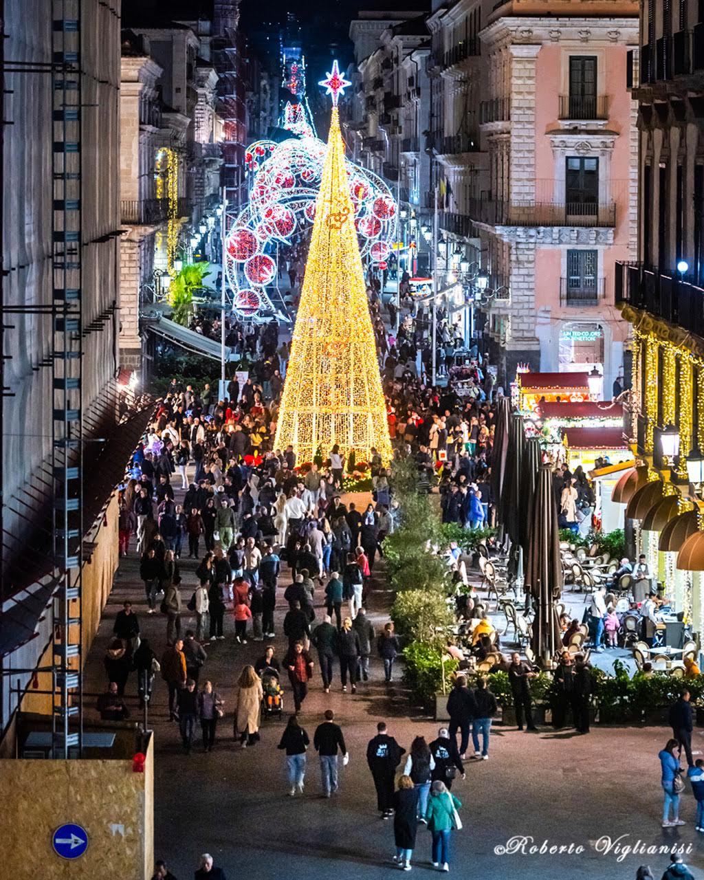 CATANIA SI ILLUMINA PER IL NATALE: IL SINDACO ACCENDE L’ALBERO IN PIAZZA UNIVERSITÀ