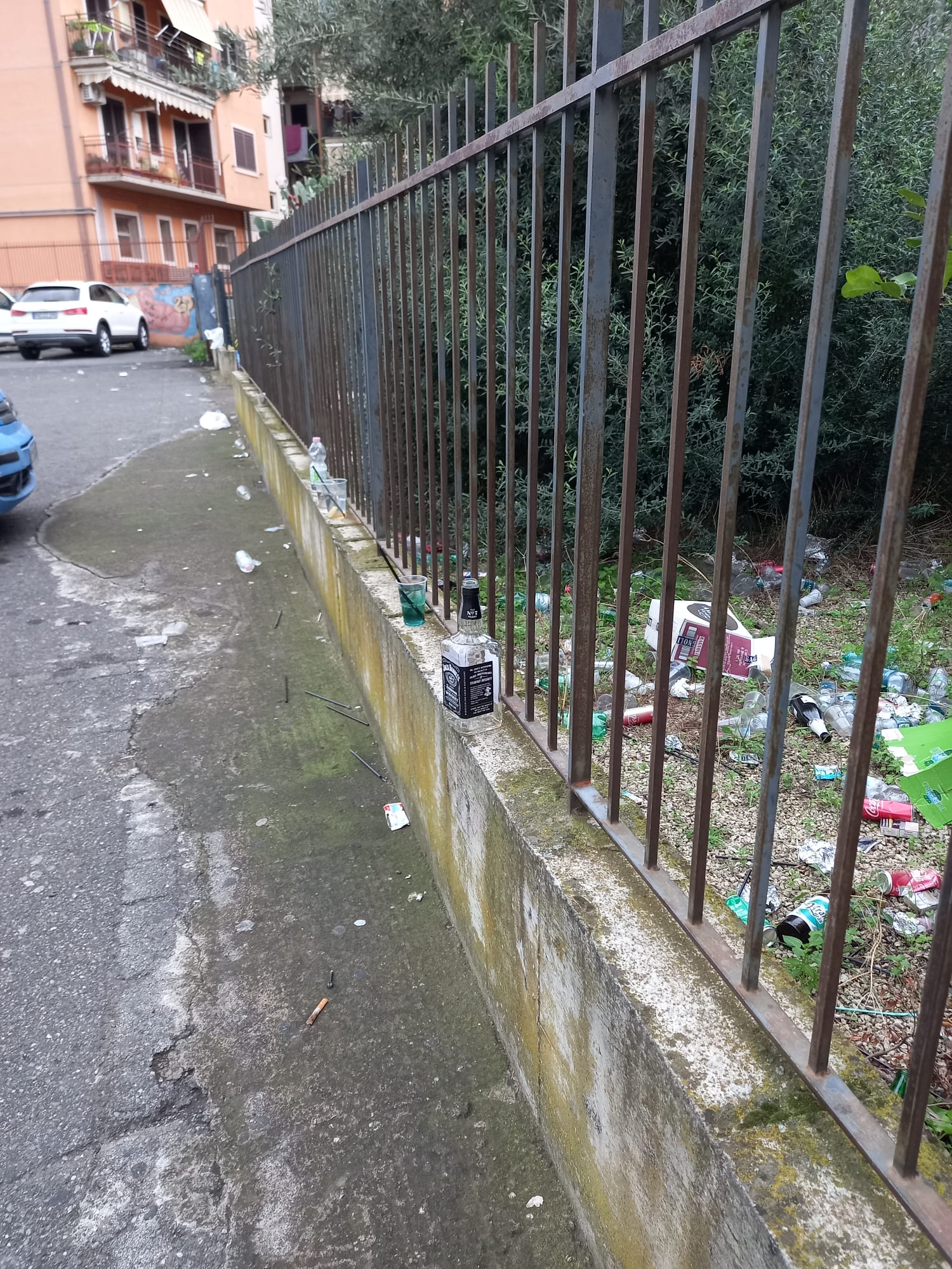 PARCO EUROPA, A PATERNÒ L’ENNESIMA NOTTE DI SCHIAMAZZI E VANDALISMI: CITTADINI ESASPERATI CHIEDONO AIUTO
