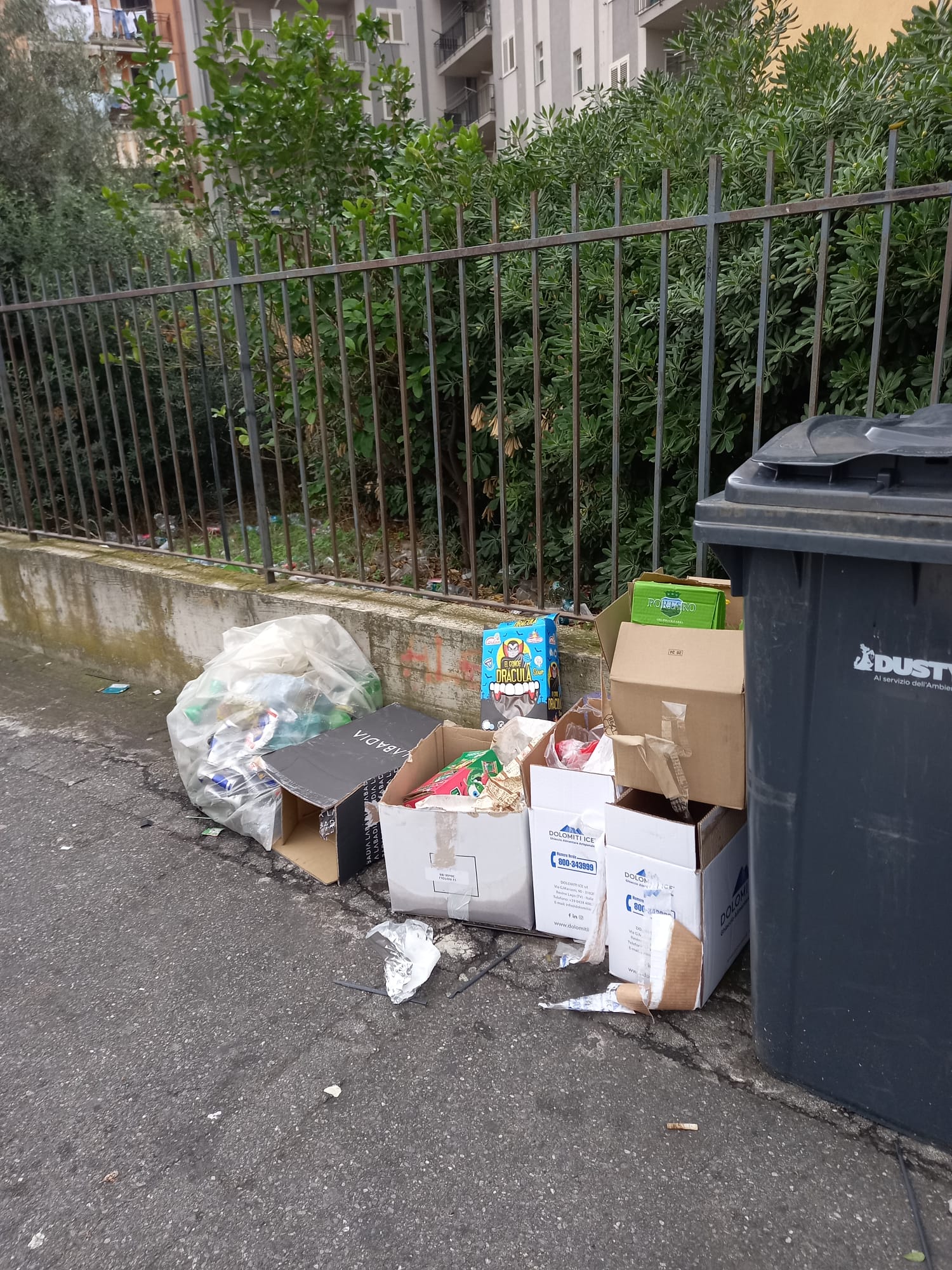 PARCO EUROPA, A PATERNÒ L’ENNESIMA NOTTE DI SCHIAMAZZI E VANDALISMI: CITTADINI ESASPERATI CHIEDONO AIUTO