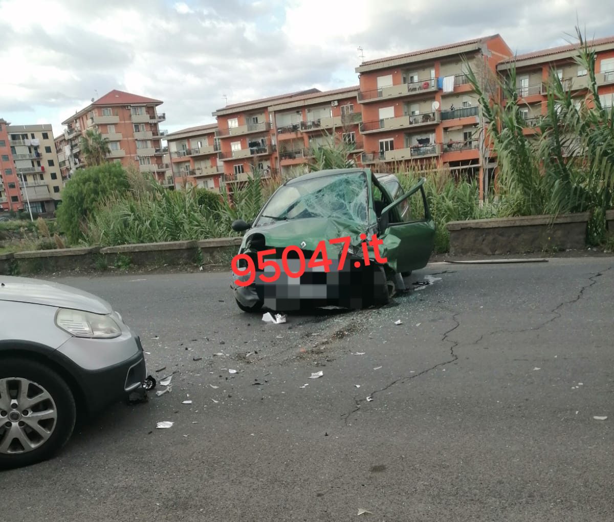 GRAVE INCIDENTE A PATERNÒ: SCONTRO TRA DUE AUTO AL CORSO ITALIA, FERITI