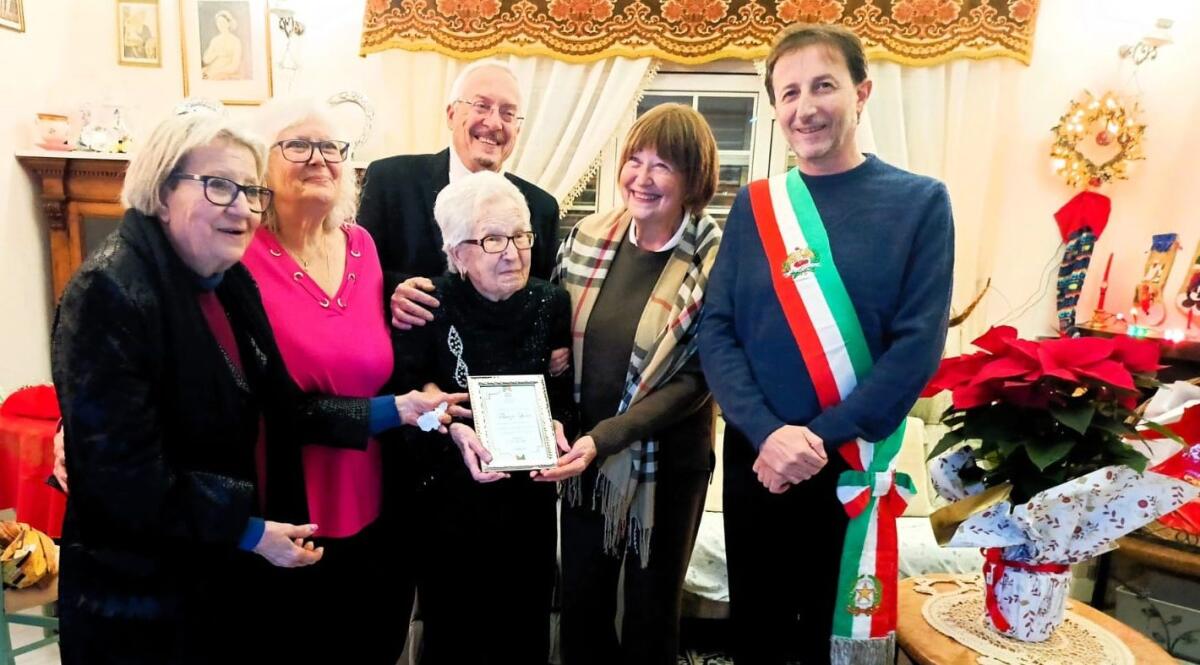 BELPASSO. NONNA LUCIA COMPIE 100 ANNI: L'ABBRACCIO DEL SINDACO E DELLA SUA FAMIGLIA - 