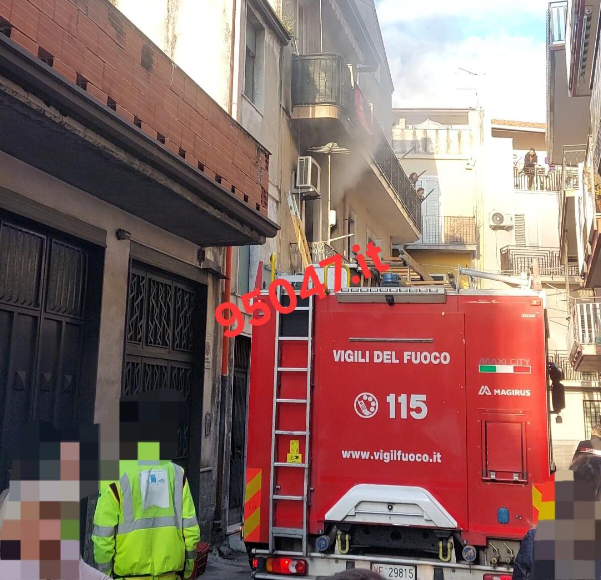 PAURA A PATERNÒ QUESTA MATTINA : INCENDIO IN UN APPARTAMENTO, NESSUN FERITO - 