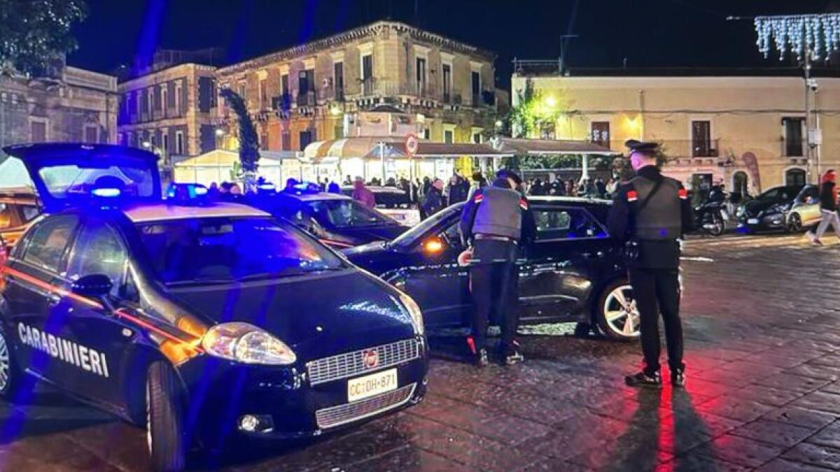 CATANIA: DUE PERSONE BECCATE A RUBARE BENZINA DA UN’AUTO PARCHEGGIATA - 