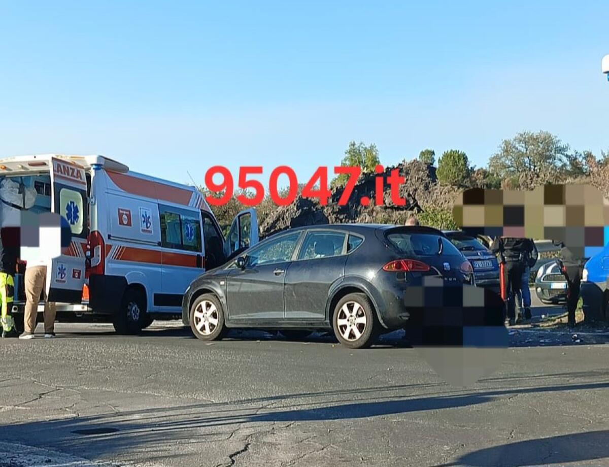 INCIDENTE SULLA SP4/II LICODIA-BELPASSO, SCONTRO TRA DUE AUTO, FERITI - 