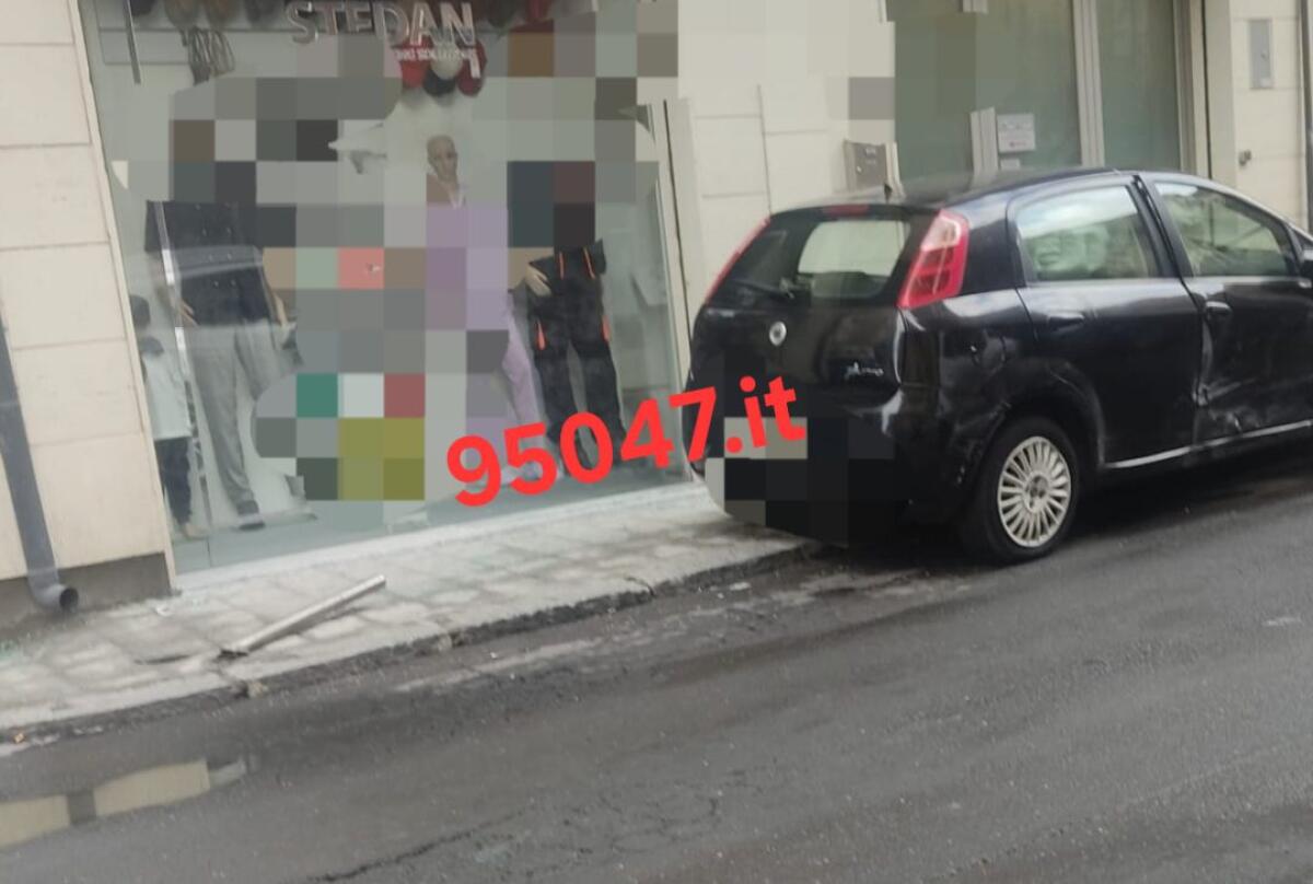 TERZO INCIDENTE IN 48 ORE IN VIA CIRCUMVALLAZIONE A PATERNO': SCONTRO TRA DUE AUTO, DIVELTI DUE PALETTI - 