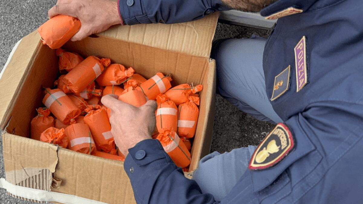 MAXI SEQUESTRO DI BOTTI ILLEGALI A CATANIA: DUE ARRESTI PER IL PIÙ GRANDE SEQUESTRO DI BOMBE CARTA IN ITALIA - 