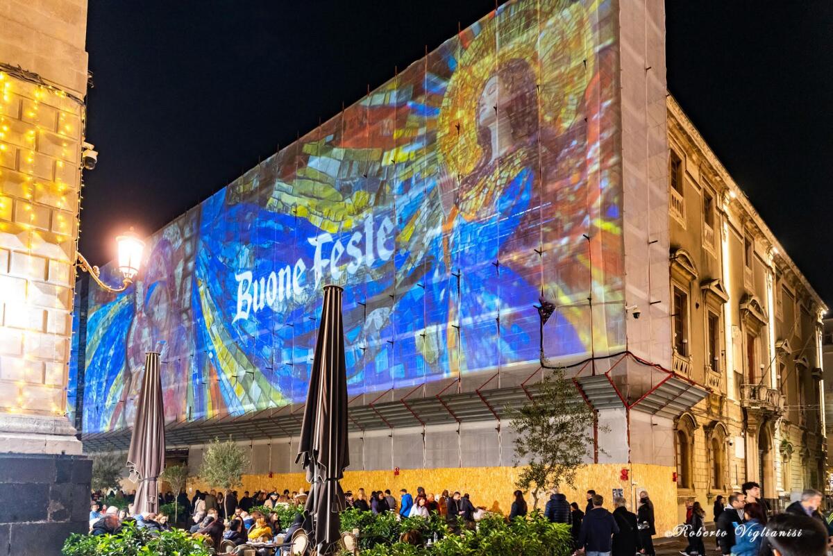 CATANIA CELEBRA IL NATALE: IL PALAZZO DEGLI ELEFANTI SI ACCENDE PER LE FESTE - 