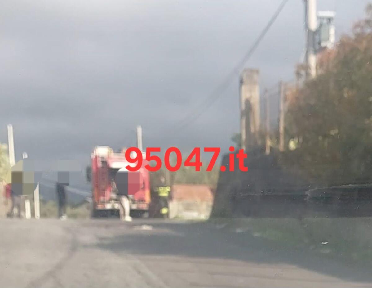 PATERNÒ, FURGONE IN FIAMME IN CONTRADA SCALILLI: PRONTO INTERVENTO DEI VIGILI DEL FUOCO - 