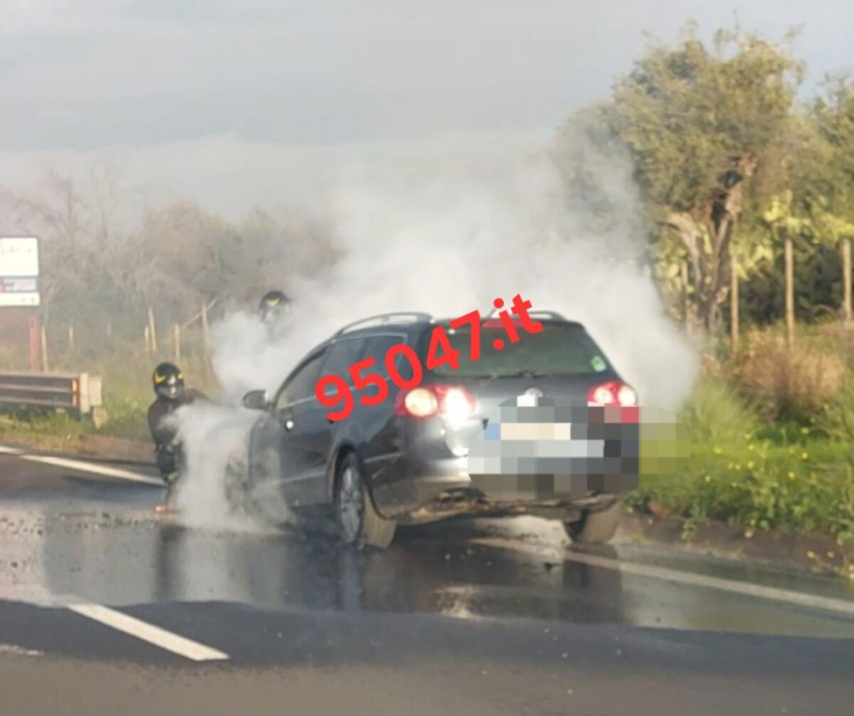 AUTO IN FIAMME SULLA SS121: PAURA PER IL CONDUCENTE, VIGILI DEL FUOCO SUL POSTO - 