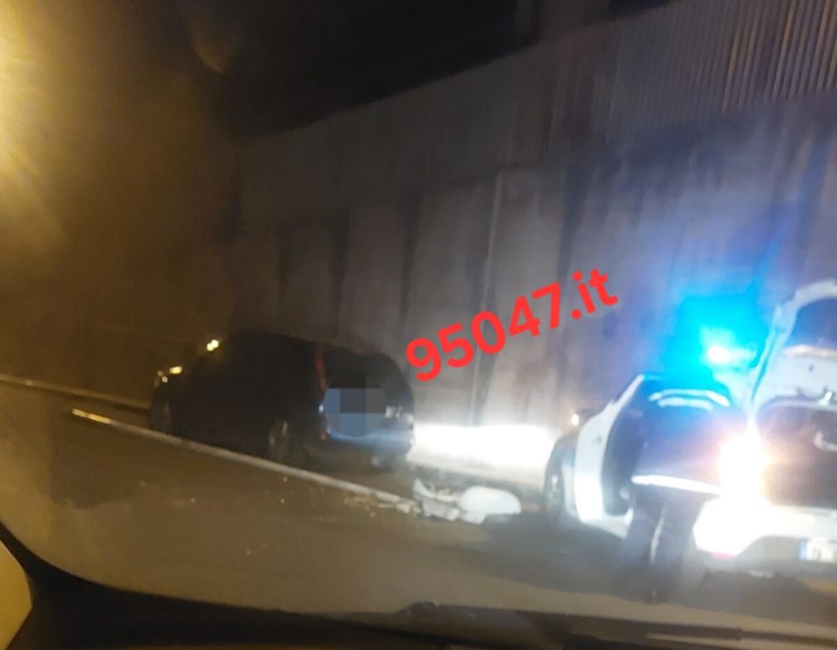 PAURA A MISTERBIANCO: PALO DELLA LUCE CROLLA E SFIORA UN'AUTO IN SOSTA - 