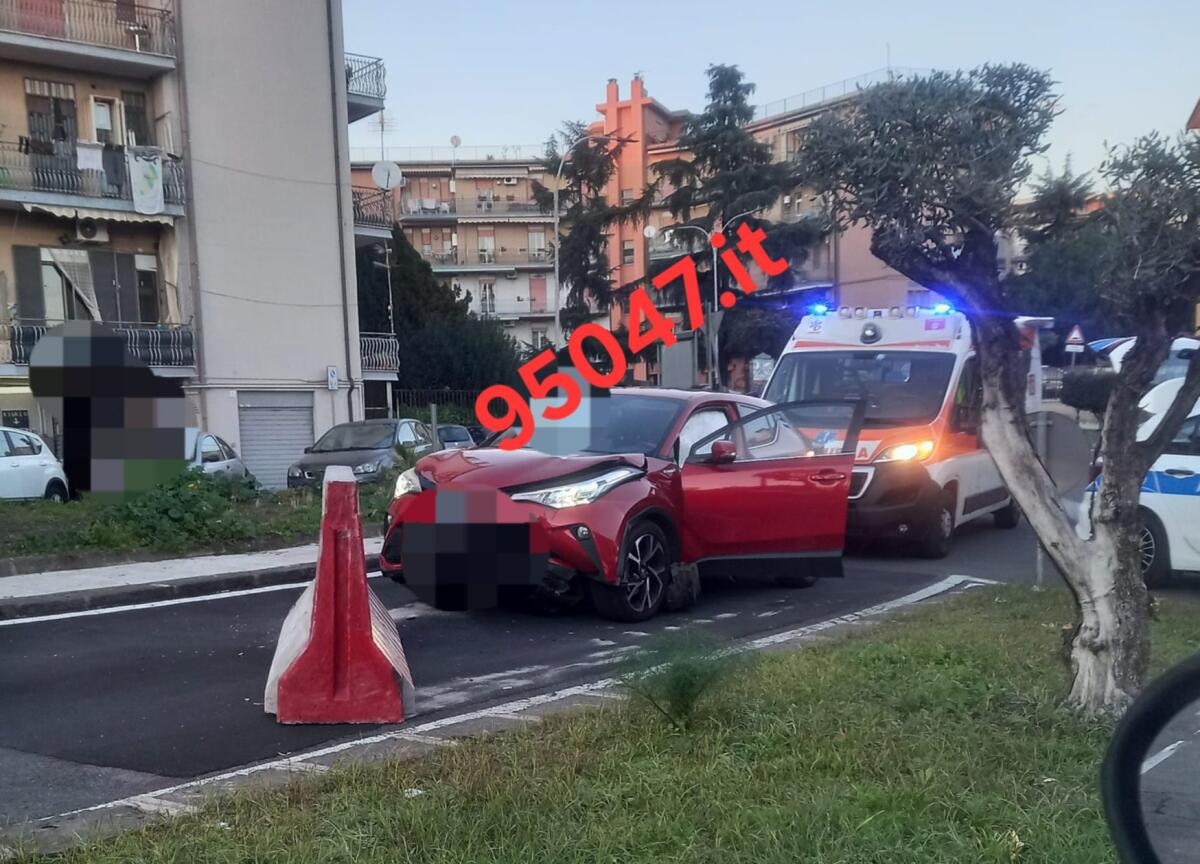 MASCALUCIA. AUTO CONTRO IL BLOCCO DI CEMENTO, FERITO CONDUCENTE - 