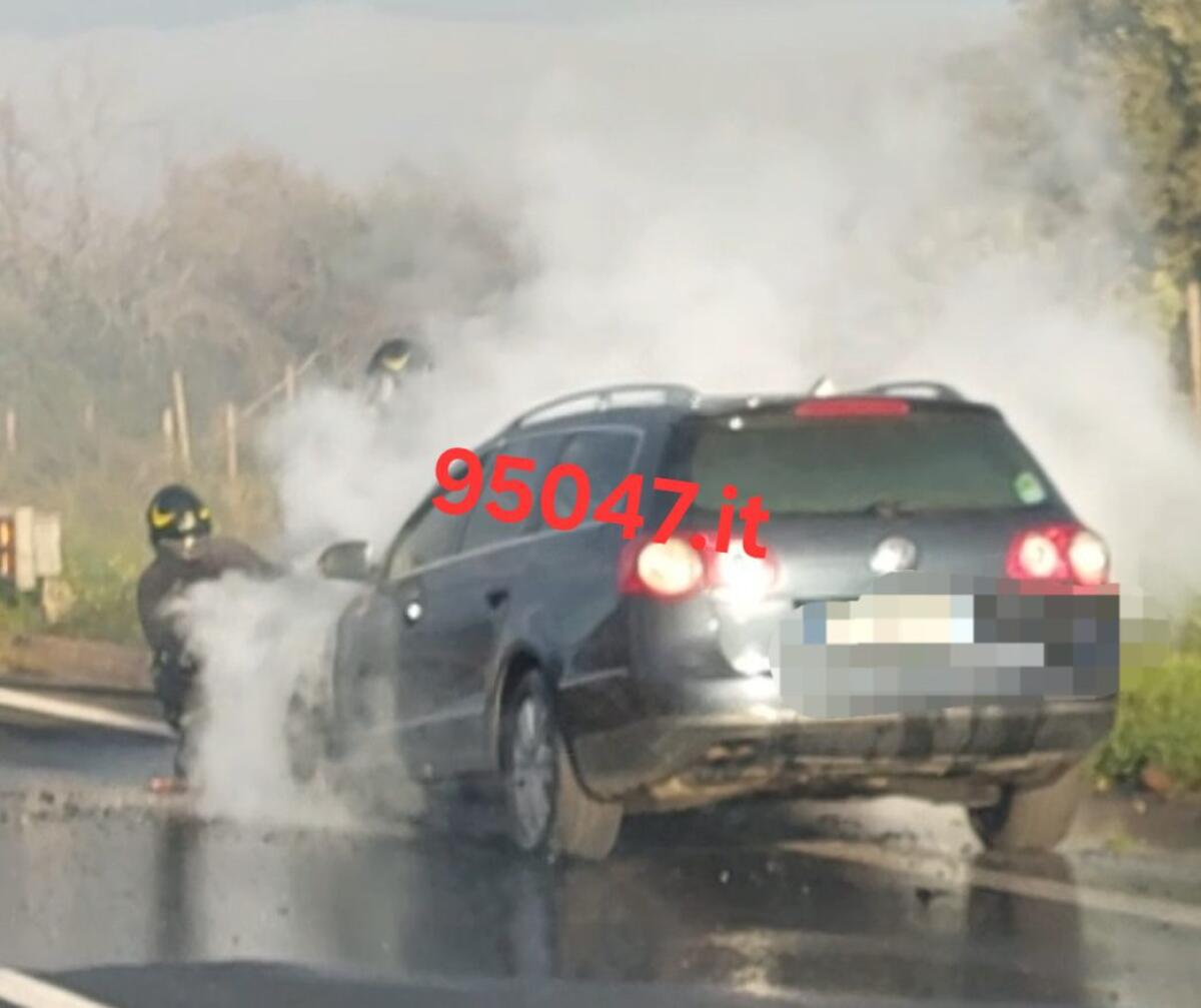 MOMENTI DI PAURA QUESTA MATTINA SULLA SUPERSTRADA 121: VOLKSWAGEN PASSAT IN FIAMME - 