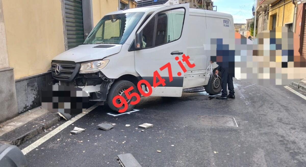 INCIDENTE STRADALE A SANT’AGATA LI BATTIATI: FURGONE CONTRO UN MURO, FERITO IL CONDUCENTE - 