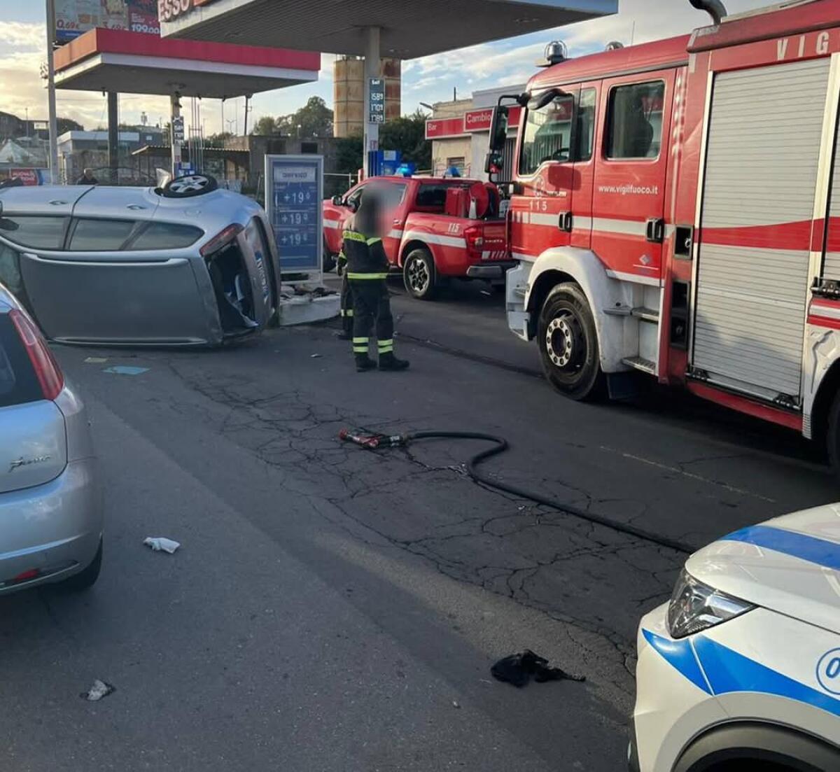 CATANIA, INCIDENTE ALLA ROTATORIA DEL GARIBALDI NESIMA: AUTO SI RIBALTA, FERITO IL CONDUCENTE - 