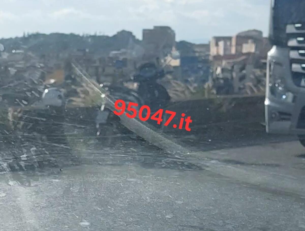 PATERNÒ INCIDENTE ALLA ROTONDA DEL CORSO ITALIA. SCONTRO TRA AUTO SCOOTER, FERITA DONNA - 