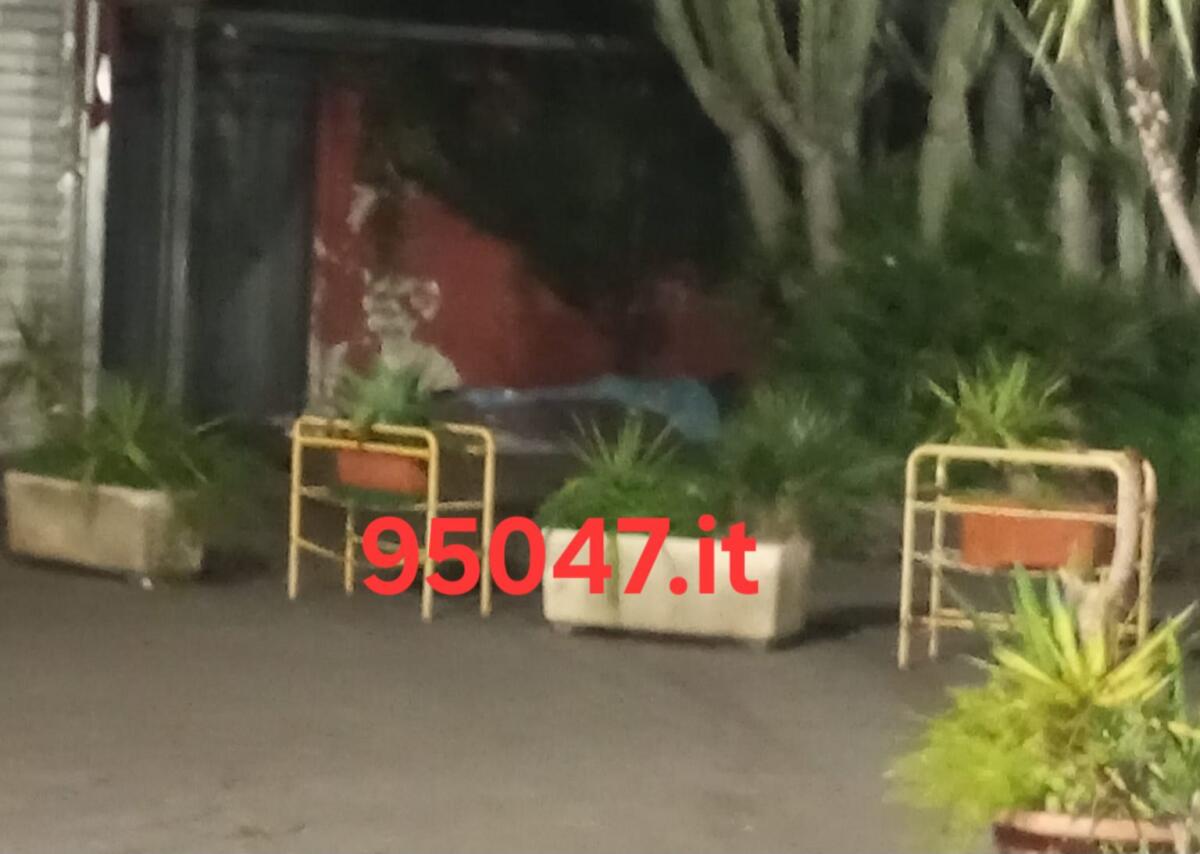 L’ALTRA FACCIA DEL NATALE A PATERNÒ: UOMO SENZA TETTO DORME A TERRA SFIDANDO IL GELO VICINO ALLA VILLA - 