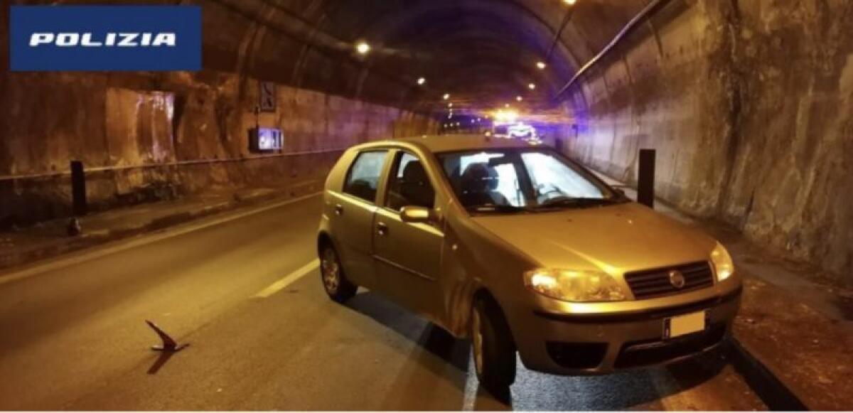 UBRIACO PARCHEGGIA LA SUA AUTO DI TRAVERSO NELLA GALLERIA CALAVÀ SULLA A20, SENZA PATENTE, ASSICURAZIONE E REVISION - 