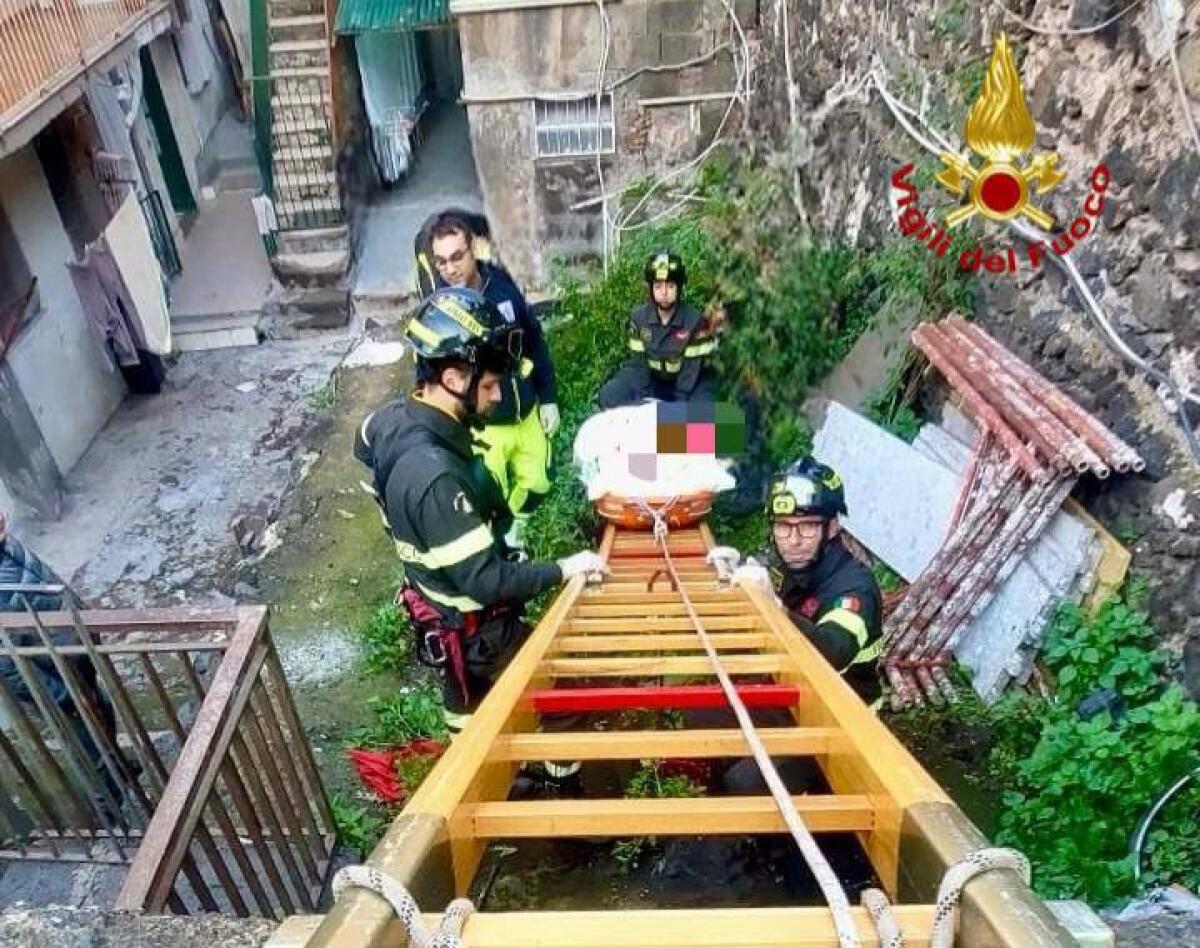 CATANIA: VIGILI DEL FUOCO SOCCORRONO DONNA OBESA DI 65 ANNI PER TRASPORTO OSPEDALIERO - 