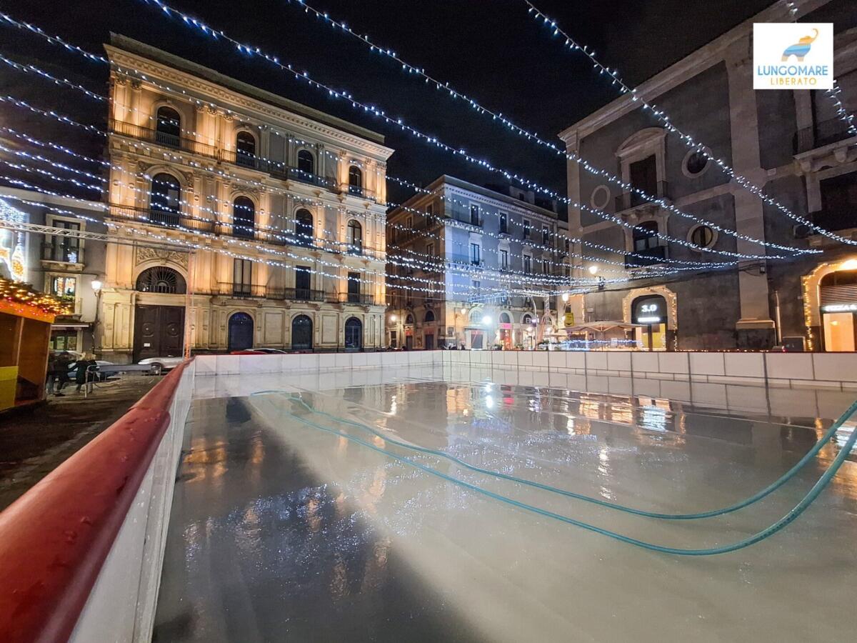 NATALE A CATANIA: PISTA DI PATTINAGGIO E MERCATINI A PIAZZA MANGANELLI - 