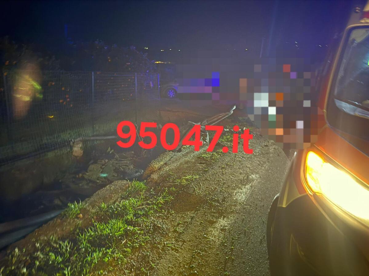 GRAVE INCIDENTE NELLA NOTTE A PALAGONIA: AUTO SI RIBALTA, 32ENNE IN CODICE ROSSO - 