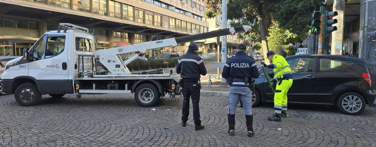 CATANIA: STOP AL PARCHEGGIO IRREGOLARE, RIMOSSE AUTO IN DOPPIA E TRIPLA FILA. FIOCCANO LE SANZIONI NEL CENTRO CITTÀ - 
