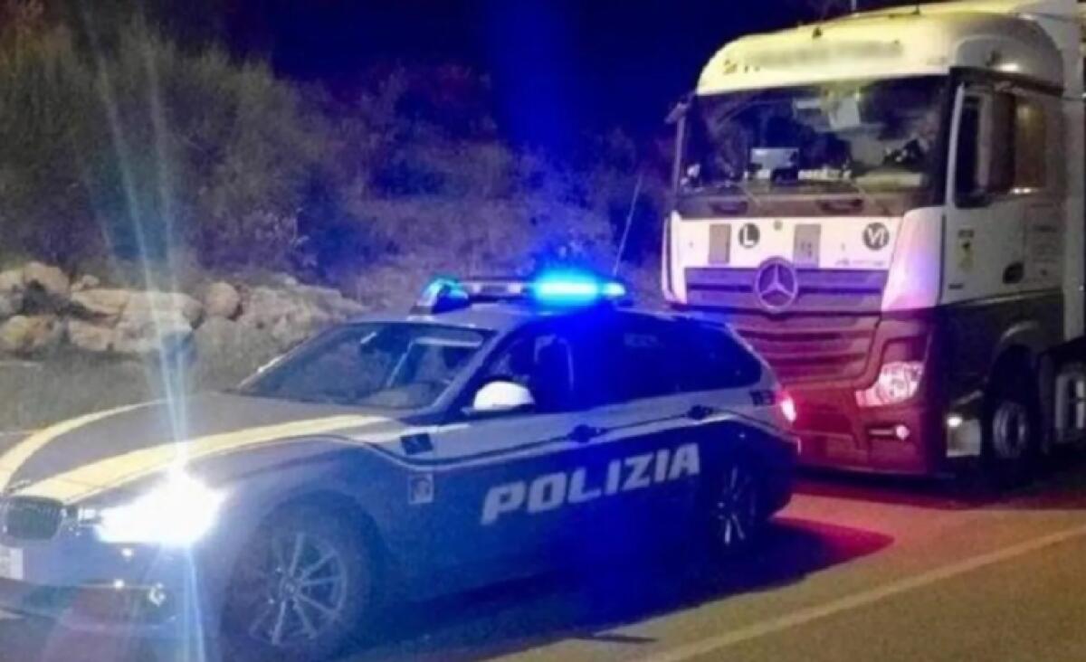 GENOVA: NOTTE HOT IN AUTOSTRADA: COPPIA SORPRESA DALLA POLIZIA MENTRE SI ESIBISCE DAVANTI AI CAMIONISTI, DENUNCIATI - 