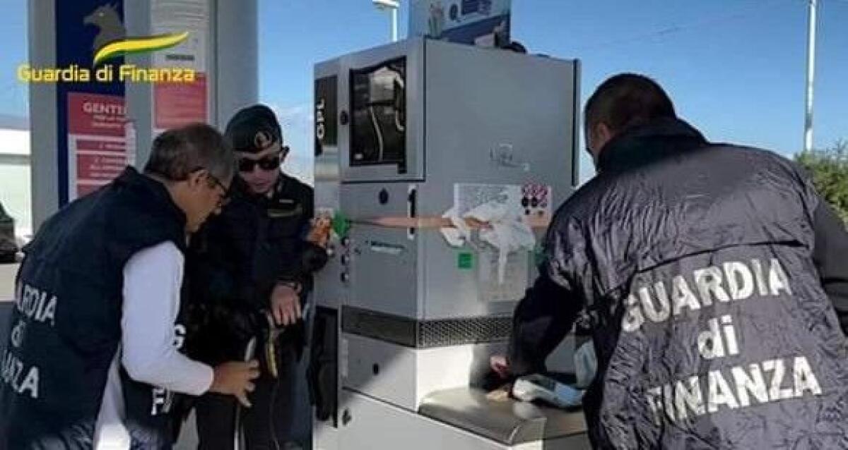 CATANIA, LA COLONNINA PER IL GPL UTILIZZATA PER RICARICARE BOMBOLE PER USO DOMESTICO: SCATTA SEQUESTRO - 