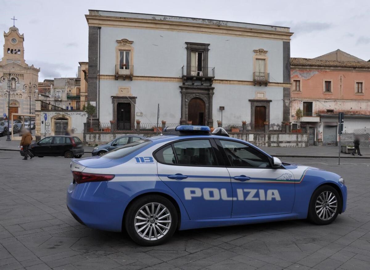 ADRANO: TAGLIA LE GOMME DI UN’AUTO PARCHEGGIATA DAVANTI CASA, 67ENNE DENUNCIATO DALLA POLIZIA - 