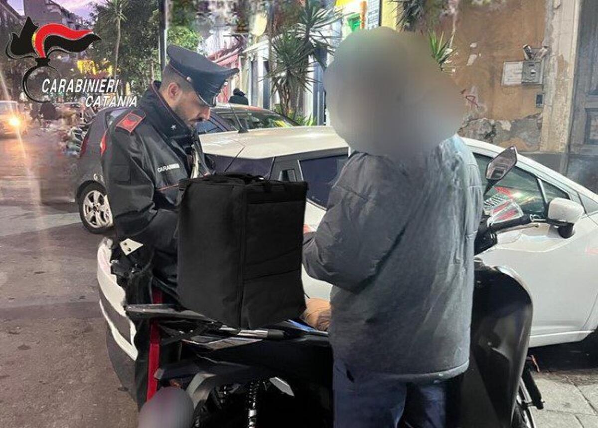 TRAVESTITI DA RIDER, MA SENZA PIZZE: FERMATI DUE PUSHER COLOMBIANI A CATANIA - 