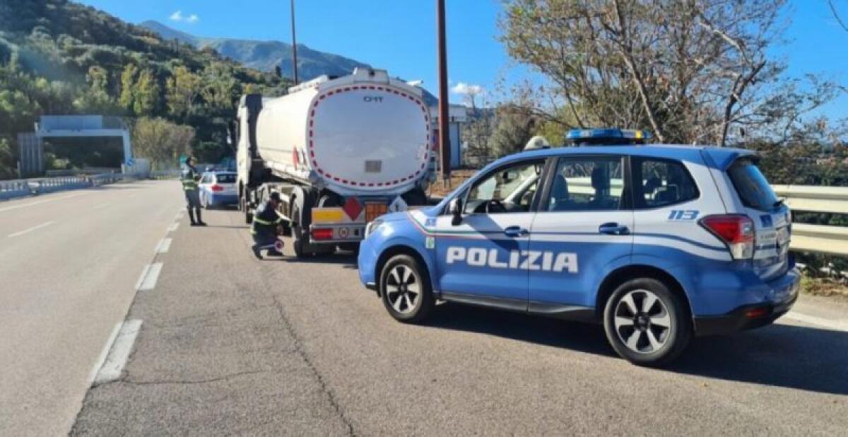 A ZIG ZAG SULLA MESSINA-PALERMO: FERMATO CAMIONISTA CON CARICO INFIAMMABILE E TASSO ALCOLICO ALTO - 