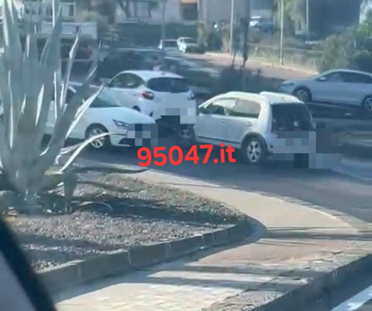 PATERNÒ, PAURA IN VIA DEL CONVENTO: SCONTRO TRA DUE AUTO - 