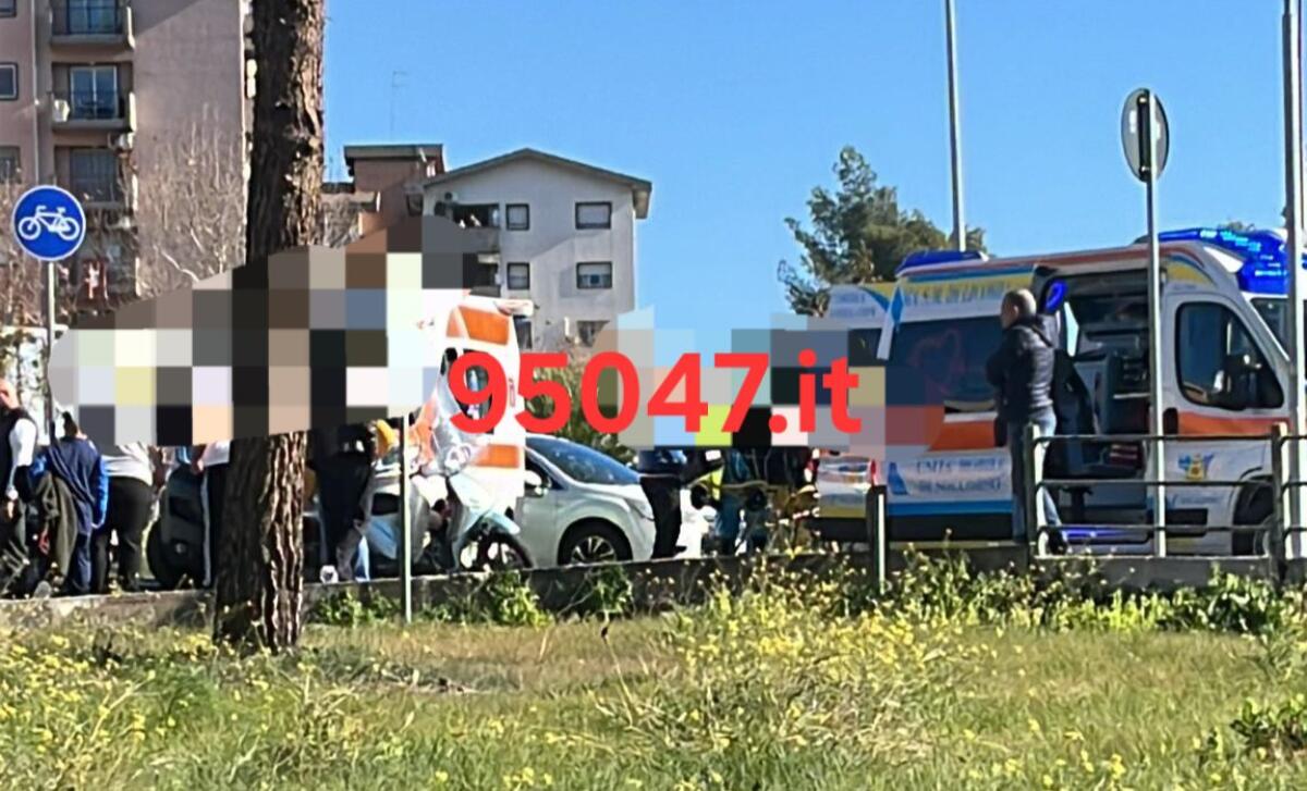 PATERNÒ, INCIDENTE AL CORSO DEL POPOLO, FINISCONO A TERRA IN SCOOTER, DUE FERITI - 