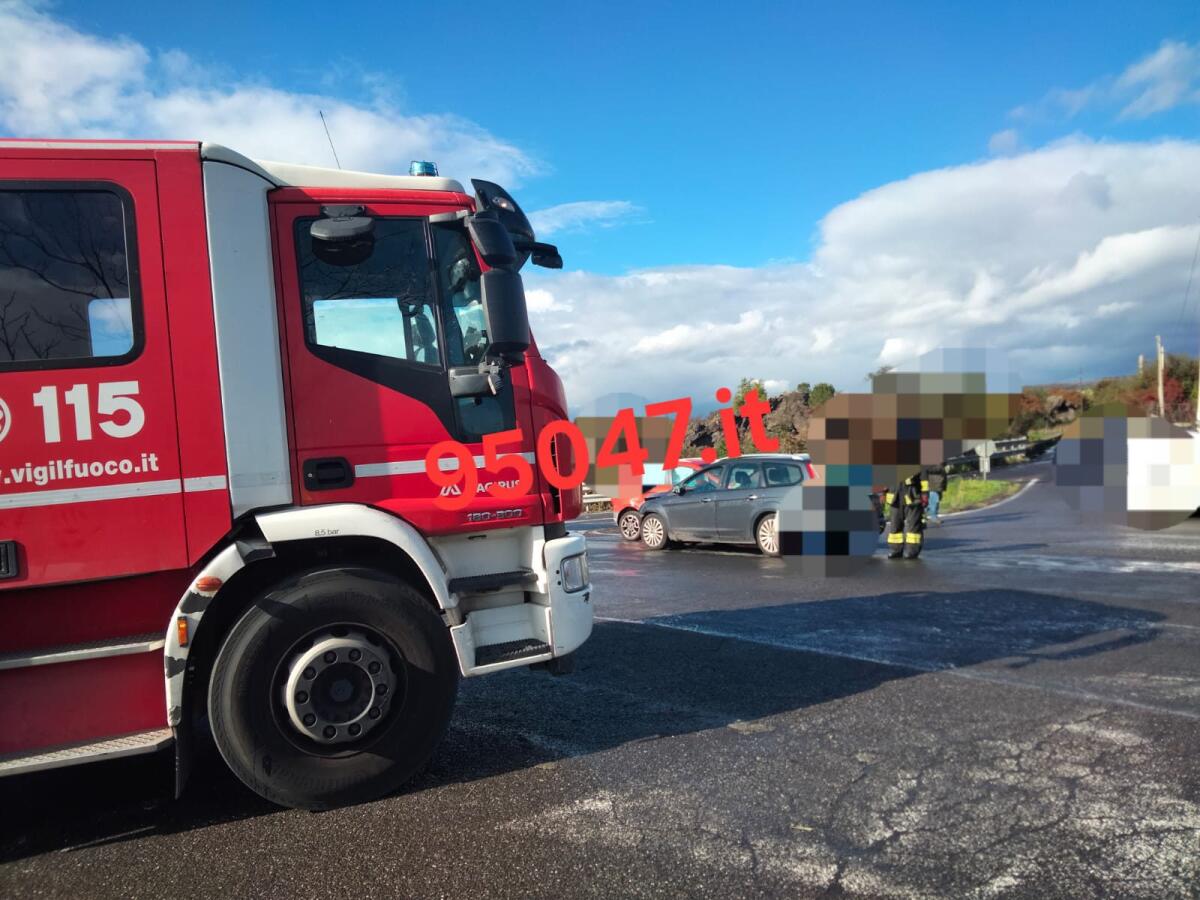 INCIDENTE SULLA SP4/II LICODIA-BELPASSO, SCONTRO TRA DUE AUTO - 