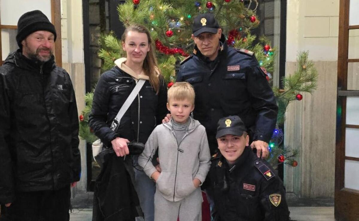 CATANIA, BAMBINO DISPERSO TRA LA FOLLA NATALIZIA: LA POLIZIA LO RITROVA E LO SALVA - 