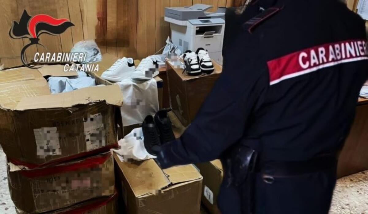 SEQUESTRATI 138 PAIA DI SCARPE CONTRAFFATTE IN VISTA DEL NATALE: DENUNCIATO UN 22ENNE A CATANIA - 