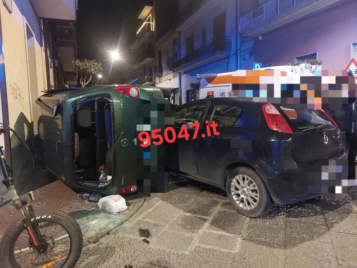 MISTERBIANCO, VIOLENTO SCONTRO TRA DUE AUTO: UNA SI RIBALTA, SOCCORSI SUL POSTO - 