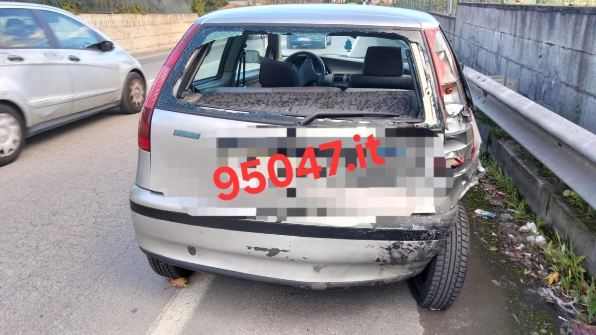 GIOVANNI LA PUNTA: SCONTRO TRA DUE AUTO, NESSUNA GRAVE CONSEGUENZA PER LE PERSONE - 