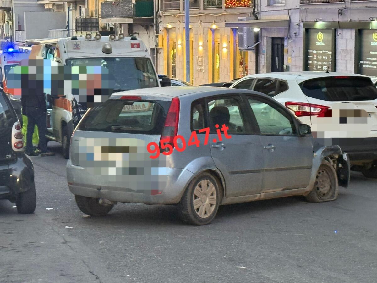 PATERNÒ: DUE FERITI DOPO SCONTRO TRA AUTO IN VIA EMANUELE BELLIA, COINVOLTA UN'AUTO PARCHEGGIATA - 