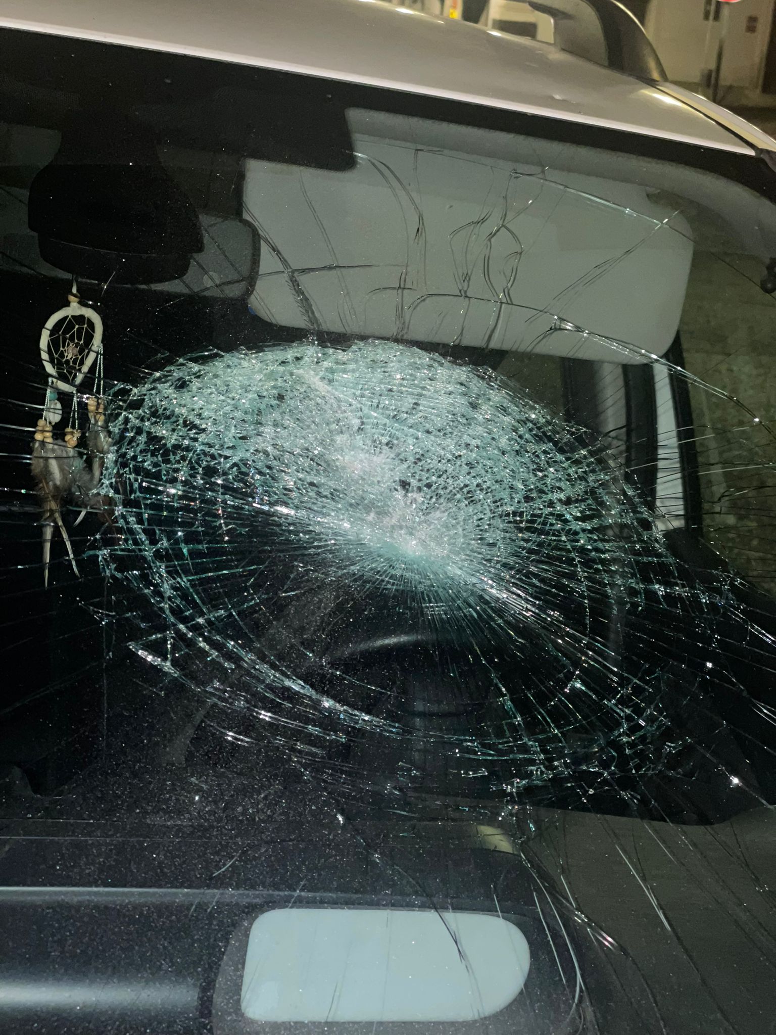 PATERNO'. PARCHEGGIANO L’AUTO  E LA TROVANO VANDALIZZATA: LA DENUNCIA DI UNA CITTADINA