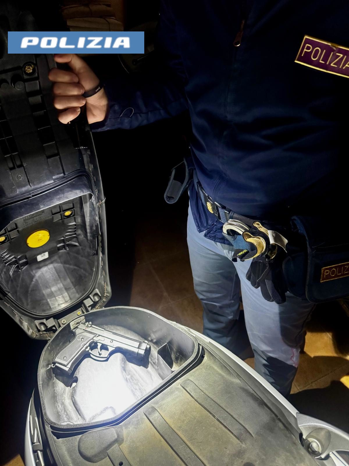 CATANIA, GIOVANI CON PISTOLA A SALVE FUORI DA BANCA: DENUNCIATI DALLA POLIZIA