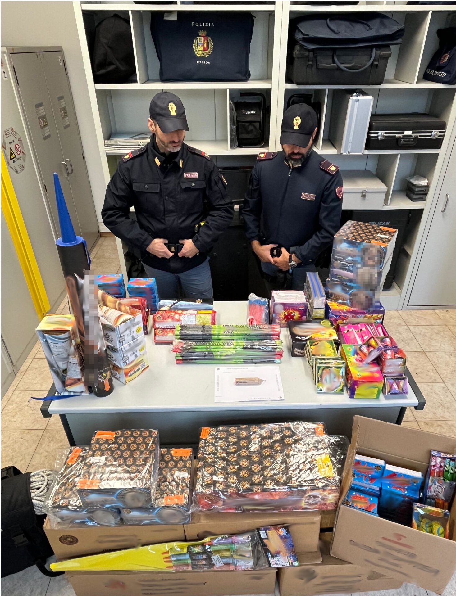 PUBBLICIZZA LA VENDITA ILLEGALE DI FUOCHI D’ARTIFICIO, PLURIPREGIUDICATO 42ENNE DI MASCALUCIA DENUNCIATO DALLA POLIZIA DI STATO