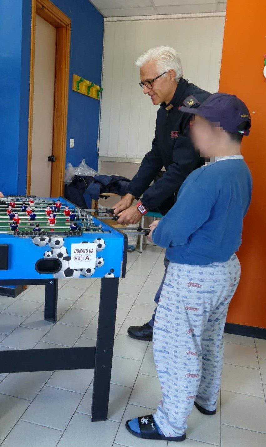 A POLIZIA DI STATO INCONTRA I PICCOLI PAZIENTI DELLA PEDIATRIA E NEUROPSICHIATRIA INFANTILE DELL’OSPEDALE DI ACIREALE