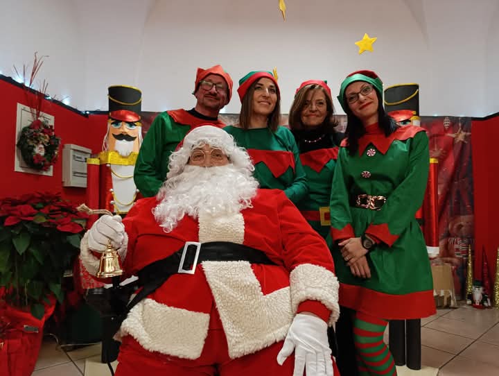 IL NATALE SI ACCENDE A PATERNO’: SCOPRI LA CASA DI BABBO NATALE DI ENOSIS, TUTTE LE DATE